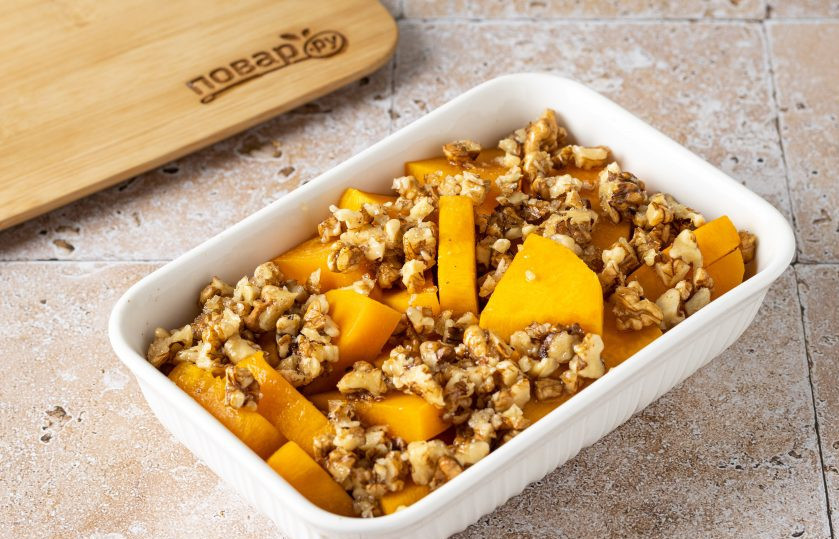 1. Этап. Тыква запеченная Оранжевое солнце: Выложите получившуюся смесь на ломтики тыквы. Запекайте уже без фольги еще 10-12 минут.