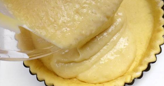 1. Этап. Быстрый пирог с бананами: 7. Вылейте сверху начинку и отправьте форму в разогретую духовку на 35-40 минут.