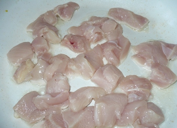 1. Этап. Запеканка из картофельного пюре с курицей: 2. Куриное филе моем, обсушиваем, нарезаем небольшими кусочками. Сковороду ставим на огонь, кладем масло, бросаем мясо и обжариваем его.