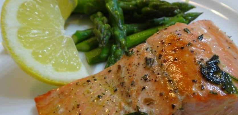 1. Этап. Лосось в вине: В глубокую тарелку налейте немного оливкового масла, присыпьте его травами. Затем выложите на тарелку куски лосося, снова полейте его маслом со специями. Сбрызните рыбу соком лимона. При желании вы можете подать лосося с бланшированной спаржей.