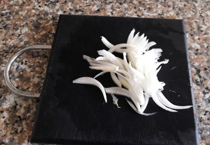 1. Этап. Мерлуза с овощами: Лук почистите и нашинкуйте тонкими перьями.