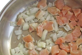 1. Этап. Горшочки с курицей и гречкой: Нарежьте куриную грудку кубиками, лук также мелко нарежьте. Затем обжарьте на растительном масле, на мелком огне, лук и мясо до золотистой корочки