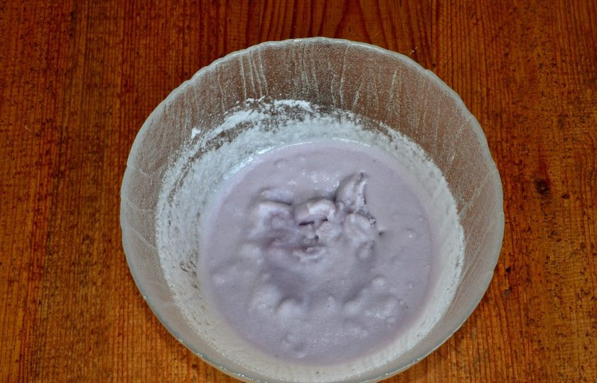 1. Этап. Японские пирожные Моти: Мука заварится и получится вот такая клейкая масса. Тщательно перемешайте и немного остудите.