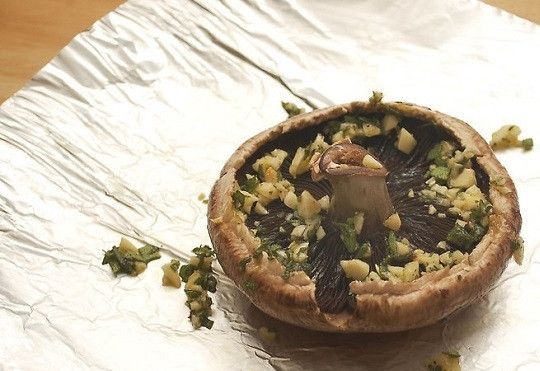 1. Этап. Грибы в фольге на гриле: 3. По одному окунайте грибы в маринад и выкладывайте на фольгу.