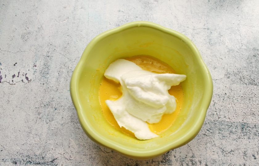 1. Этап. Старорусская драчена: В белки добавьте щепотку соли и взбейте в пышную, устойчивую пену. Выложите взбитые белки в желтковую массу. Все аккуратно перемешайте сверху вниз.