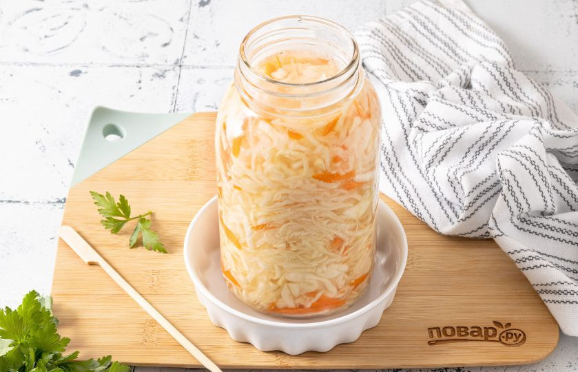 1. Этап. Квашеная салатная капуста: Поставьте банку в плоскую тарелку с бортиками и оставьте на 2-3 дня для ферментации. Дважды в день протыкайте капусту деревянной палочкой, чтобы она после не горчила. Воду, которая вытекает из банки во время сквашивания, выливайте обратно в банку.