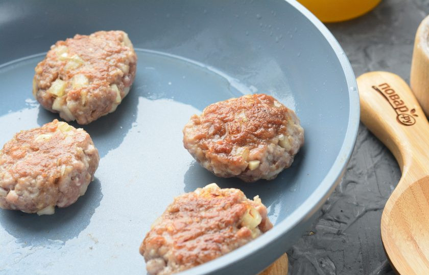 1. Этап. Котлеты по-корейски: Обжаривайте котлеты с двух сторон до румяной корочки, жарьте 5-6 минут с каждой стороны.