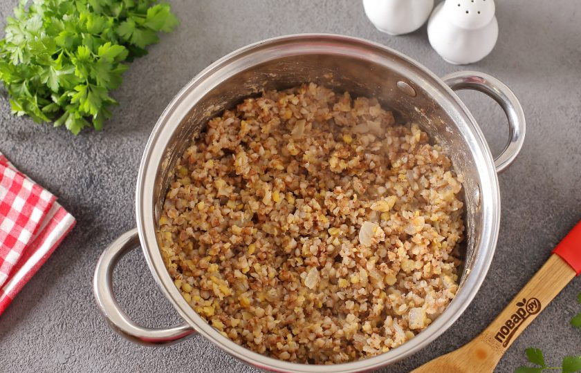 1. Этап. Гречневая каша с горохом: Все перемешайте и дайте настояться под крышкой 10-15 минут.