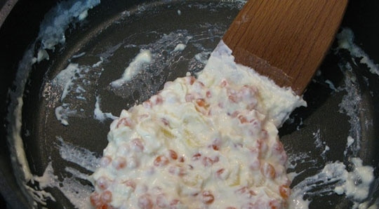 1. Этап. Семга под сливочно-икорным соусом: Снимаем соус с плиты, добавляем 1/2 порции красной икры и мелко натертый сыр-пармезан. Перемешиваем полученный соус и ждем, когда он остынет. Добавляем вторую часть икры.