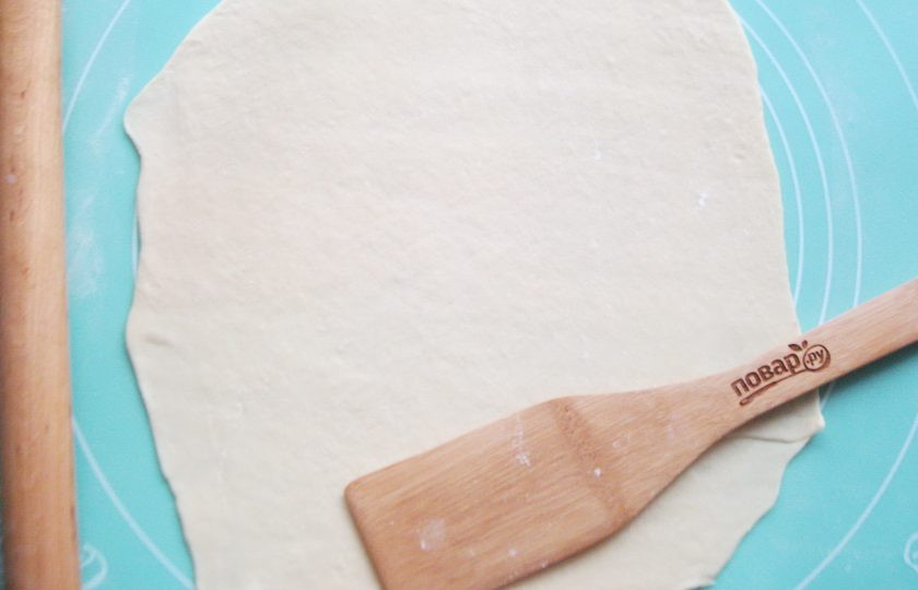 1. Этап. Урама: Каждую часть теста раскатайте в тонкий пласт.