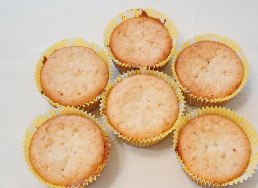 1. Этап. Кексы из мороженого: Выпекайте в горячей духовке при температуре 170 градусов в течение 60 минут, до готовности. Затем извлеките из формы и остудите.