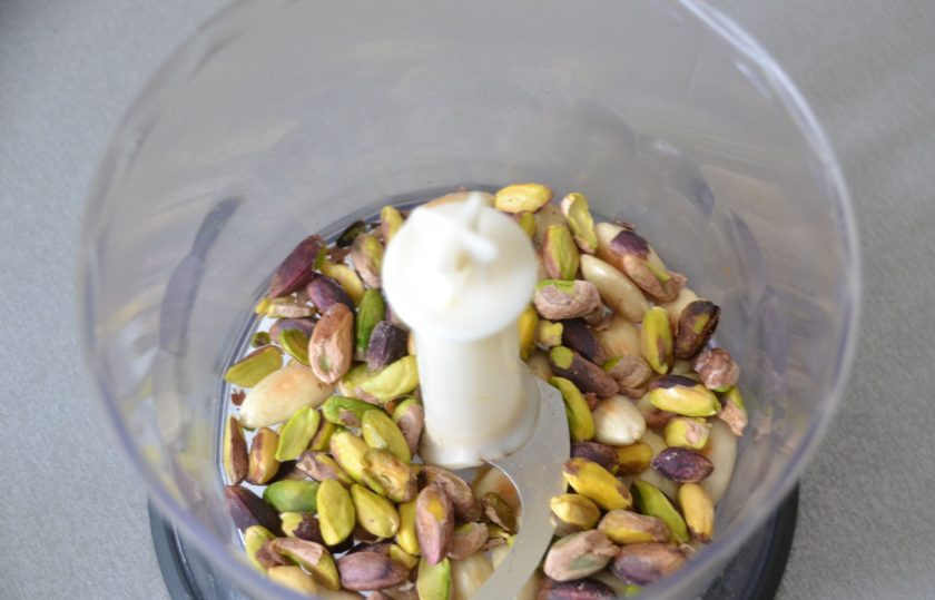 1. Этап. Фисташковые эклеры: Измельчите в блендере фисташки и миндаль. Если хотите пасту более 