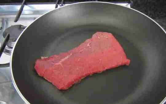 1. Этап. Вкусное мясо на сковороде: 3. Включите газ под сковородой и дайте ей нагреться 3-5 минут, затем положите мясо и обжаривайте на сухой сковороде на одной стороне в течение 3-х минут.