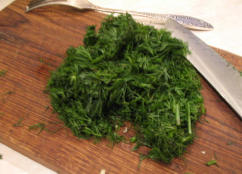 1. Этап. Цветная капуста с грибами и сыром: 4. Капусту с грибами откинуть на дуршлаг и дать стечь воде. Зелень вымыть, обсушить немного и измельчить.