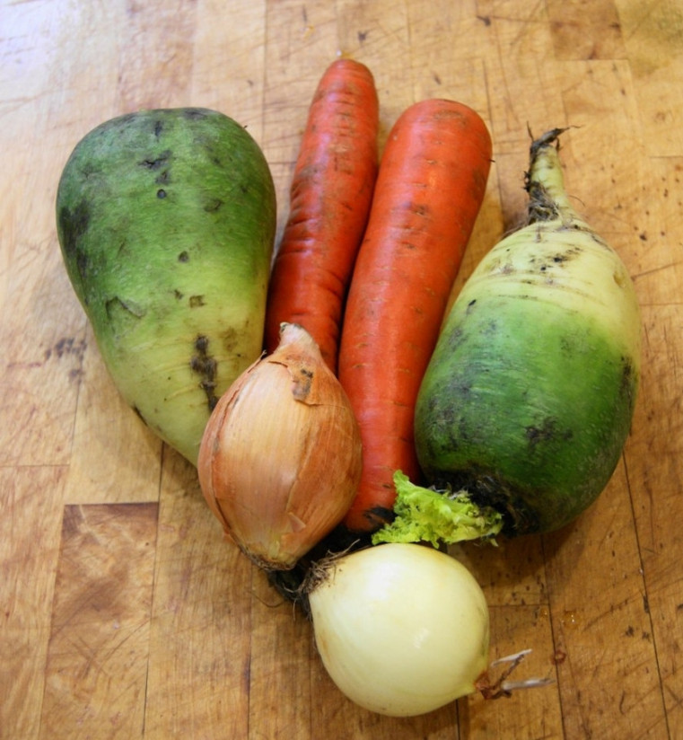 1. Этап. Редька маргеланская: 1. Если в этот салат не добавлять мясо, он получится абсолютно вегетарианским. Я решила поэкспериментировать и разнообразить салат жареной свининой. У меня получился такой себе теплый салат с полезными овощами.