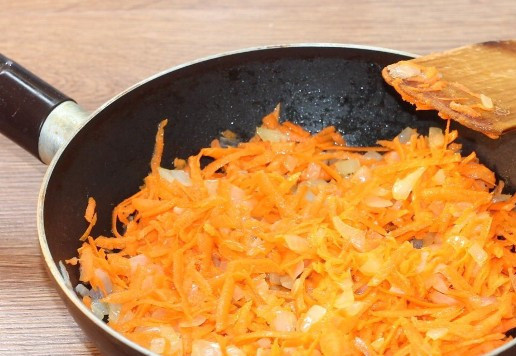 1. Этап. Куриные котлеты на кабачковой подушке: 4. Натираем на крупной терке морковь и пассеруем вместе с луком, минуты 3.