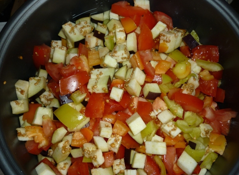 1. Этап. Икра из баклажанов в мультиварке: Нарезаем помидоры на кубики и отправляем в мультиварку.