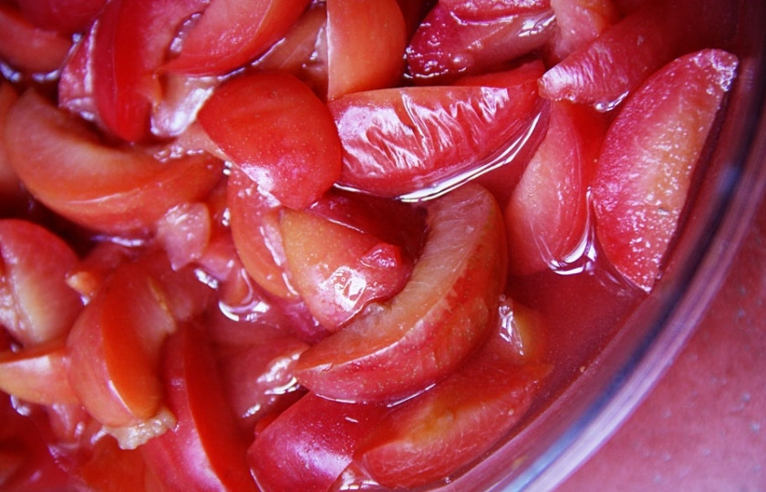 1. Этап. Сливы, маринованные без закатки: 4. Благодаря просолке, слива даст достаточно сока. Он и будет выполнять функцию рассола, то есть нет необходимости добавлять воду дополнительно.