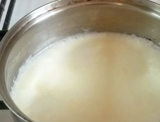 1. Этап. Cоус для семги: Налейте молоко в кастрюлю и поставьте на плиту. Доведите его до кипения, немного помешивая в процессе. Долго кипятить не нужно.