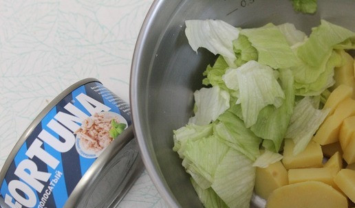 1. Этап. Салат с тунцом и горячей заправкой: В чашу выложить картофель, порезанный не тонкими четвертинками, добавить айсберг (порвать руками).