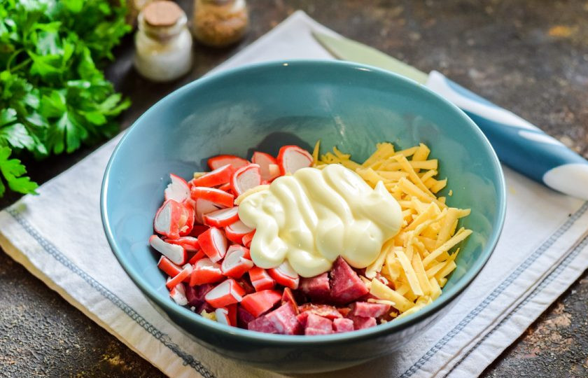 1. Этап. Салат Амазонка: Выложите все подготовленные ингредиенты в салатник. Заправьте майонезом, посолите и поперчите по вкусу и подавайте к столу.