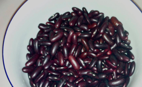 1. Этап. Фасолевый суп на мясном бульоне: Предварительно замочите фасоль в холодной воде на всю ночь. Утром воду слейте и промойте фасоль.