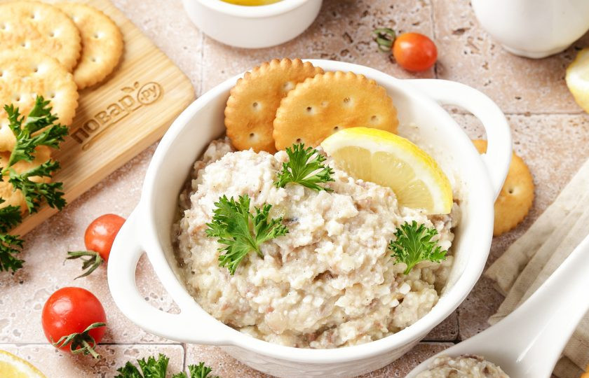 1. Этап. Паштет из копчёной скумбрии: Паштет из копчёной скумбрии готов. Уберите его в холодильник на 30 минут, а затем подавайте к столу. Приятного аппетита!