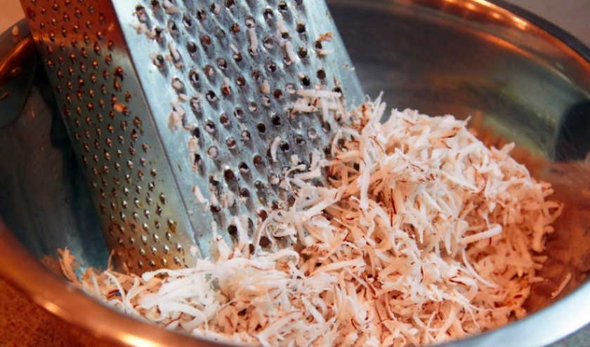 1. Этап. Печеньки быстрые: Поскольку у меня не кокосовая стружка, а мякоть свежего кокоса, я натираю ее на мелкой терке. Должно быть около 100 г.