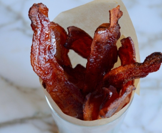 1. Этап. Бекон в сиропе: Запекайте бекон ещё 20 минут. Дайте закуске остыть около 15 минут. Приятной дегустации!