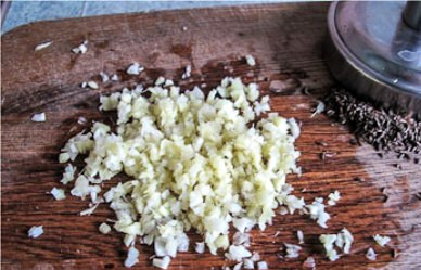 1. Этап. Баклажаны по-мароккански: Для начала чистим чеснок и имбирь и измельчаем их, зиру перетираем в ступке или измельчаем любым удобным способом.