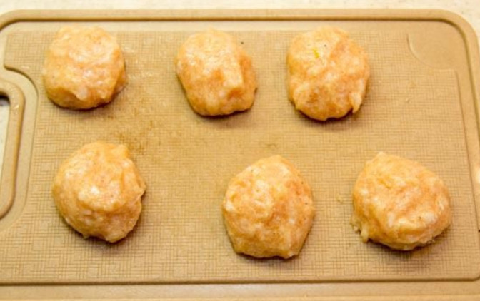 1. Этап. Суп гречневый с фрикадельками: 4. Достаньте из холодильника фарш и сформируйте мясные шарики.