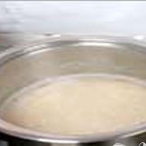 1. Этап. Рождественская индейка с апельсинами: 1. Промываем индейку снаружи и изнутри, обсушиваем. Теплой водой хорошенько промываем рис, перекладываем в кастрюлю, вливаем воду и ставим вариться, огонь сильный. Доводим до кипения, и затем огонь уменьшаем до среднего. Добавляем щепотку соли, и минут 5 варим. Сливаем оставшуюся воду, и крышкой накрываем кастрюлю.