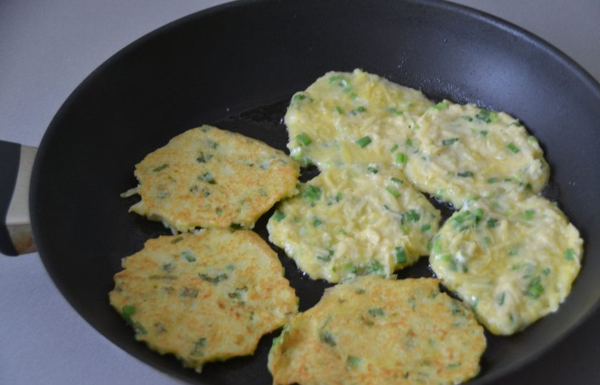 1. Этап. Драники на майонезе: Разогрейте сковороду, налейте растительное масло, жарьте драники с обеих сторон до готовности и румяного цвета.