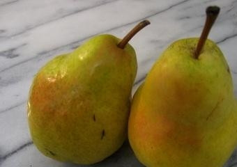 1. Этап. Пюре из груши для грудничка: Грушу тщательно вымыть.