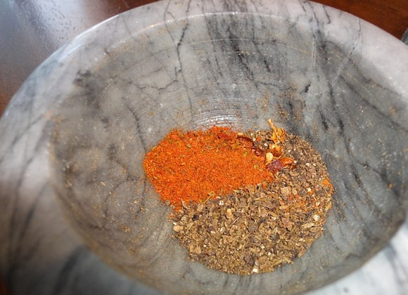 1. Этап. Свинина в чугунке в духовке: Первым делом займемся приправой, в ступке растираем кумин, перец душистый и черный, добавляем смесь перцев и красный. Хорошо все перемешиваем.