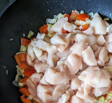 1. Этап. Курино-кокосовый суп по-тайски: Добавить огонь, положить мясо, перемешать.