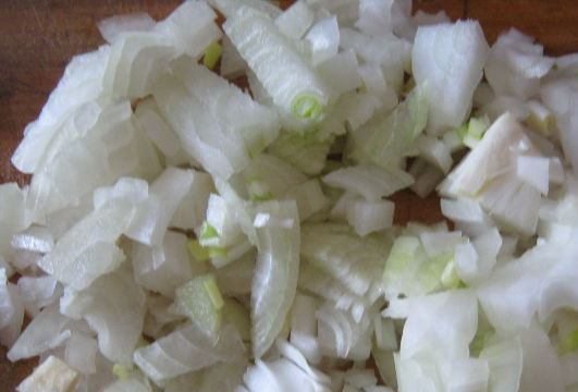 1. Этап. Лагман из говядины по-узбекски: Мелко порежьте репчатый лук.