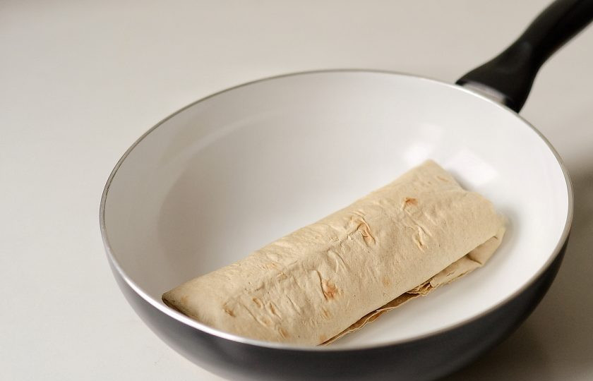 1. Этап. Постные начинки для лаваша: Подсушите его на сковороде с двух сторон пару минут.