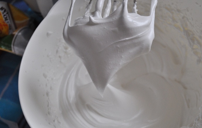 1. Этап. Слоеные трубочки: Соединяем белковую смесь с сахарным сиропом и опять взбиваем все на большой скорости до полного остывания белковой массы.