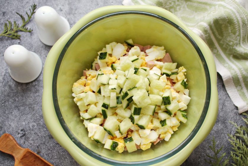 1. Этап. Окрошка на сыворотке и сметане с колбасой: Добавьте порезанный кубиком огурец.