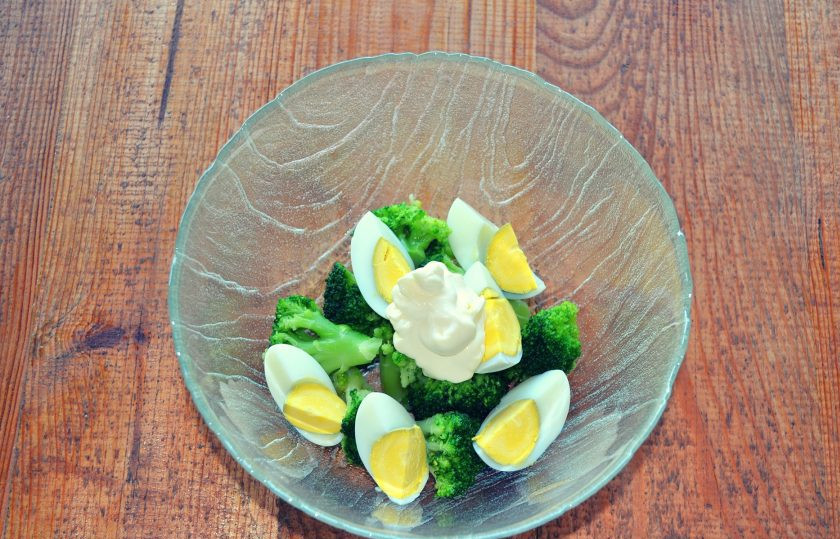 1. Этап. Салат с брокколи и яйцом: Добавьте майонез или сметану.