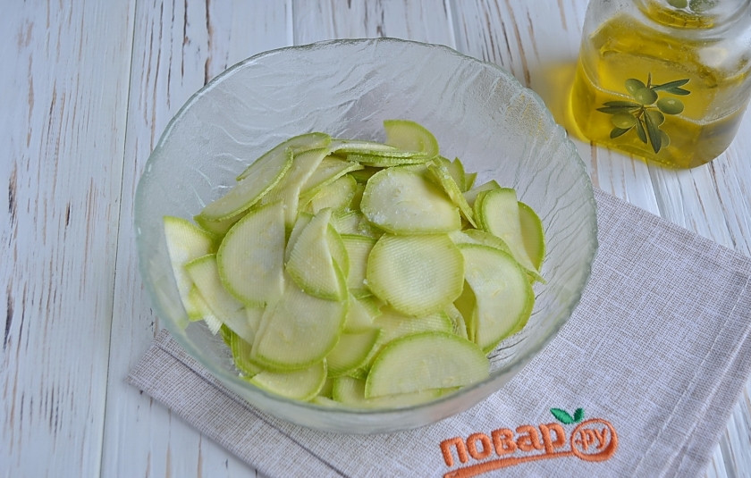 1. Этап. Острая закуска из кабачков: Сложите кабачки в глубокую посудину, посолите. Перемешайте осторожно.