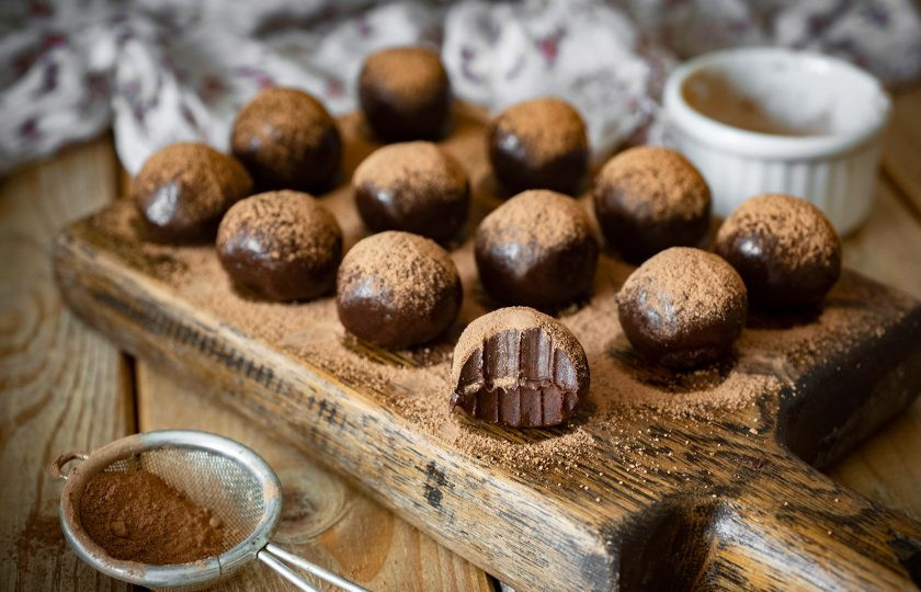 1. Этап. Конфеты из сгущённого молока и какао: После чего присыпьте готовые конфеты какао и подавайте к столу.