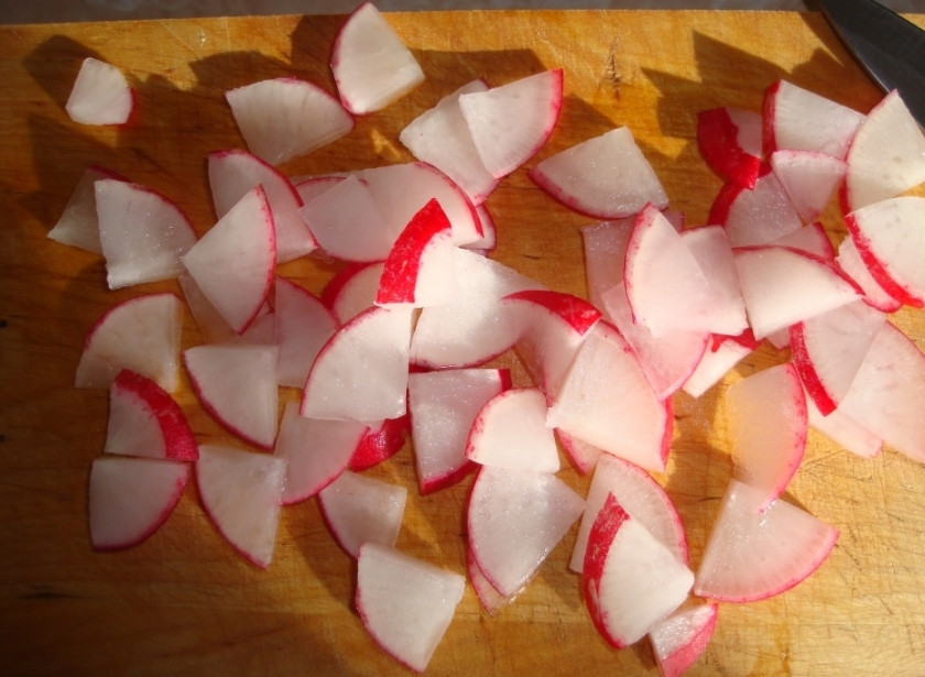 1. Этап. Салат из маринованной кукурузы: Вымыть и нарезать редис.