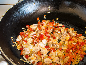 1. Этап. Кускус с грибами: 5. Добавьте шампиньоны на сковороду и обжарьте до готовности. Вот и все, кускус с грибами в домашних условиях готов. Осталось только соединить крупу с овощами на сковороде, аккуратно все перемешать и можно подавать к столу, по желанию украсив свежей зеленью.