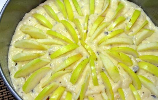 1. Этап. Пирог с яблоками и орехами: Переложите тесто в форму. Выложите сверху дольки яблок.