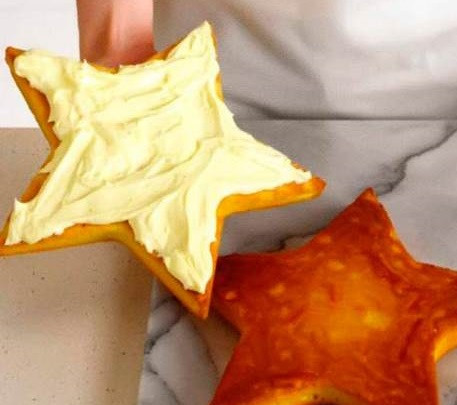 1. Этап. Торт Звезда: 3. Второй корж пропитать джемом или вареньем, предварительно протертым через сито. Соединить коржи. Обрезки теста измельчить с оставшимся кремом до однородной массы и смазать ее весь торт. Отправить торт в холодильник на пару часов.