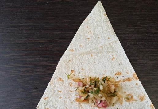 1. Этап. Пирожки из лаваша с квашеной капустой: На каждый кусочек положить по 1-2 столовой ложке начинки и завернуть.