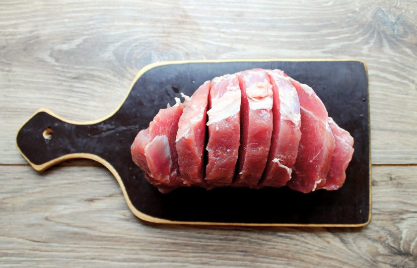 1. Этап. Мясная гармошка с сыром и грибами: Свинину нарежьте, не прорезая до конца, на куски толщиной 1.5-2 сантиметра.