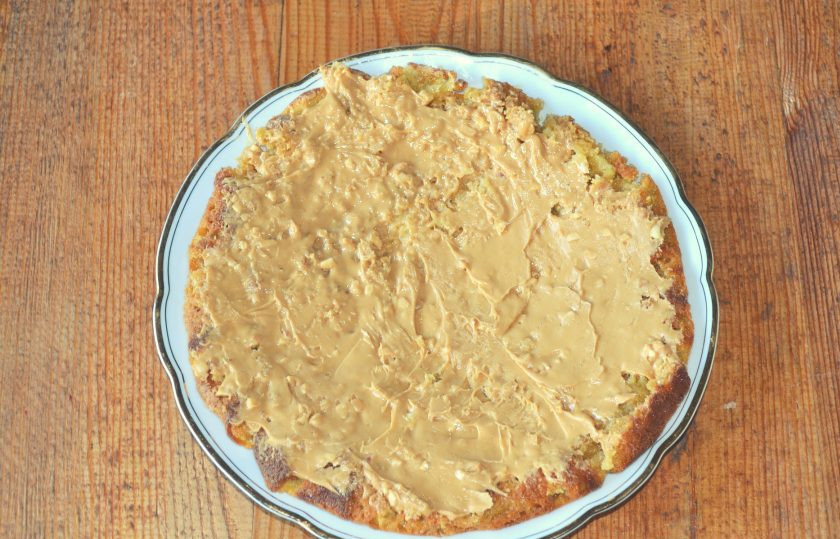 1. Этап. Торт Северный: Когда корж остынет, разрежьте его пополам и промажьте кремом. В данном случае это арахисовая паста, но вы можете использовать и другой крем, который вам по душе.